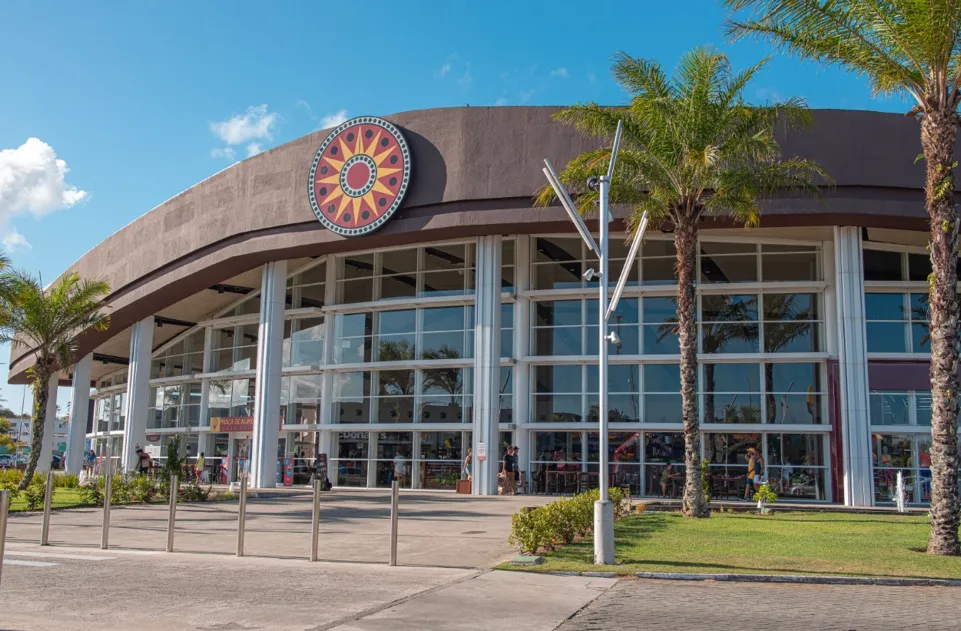 Grupo armado assalta joalheria de luxo no Outlet Premium