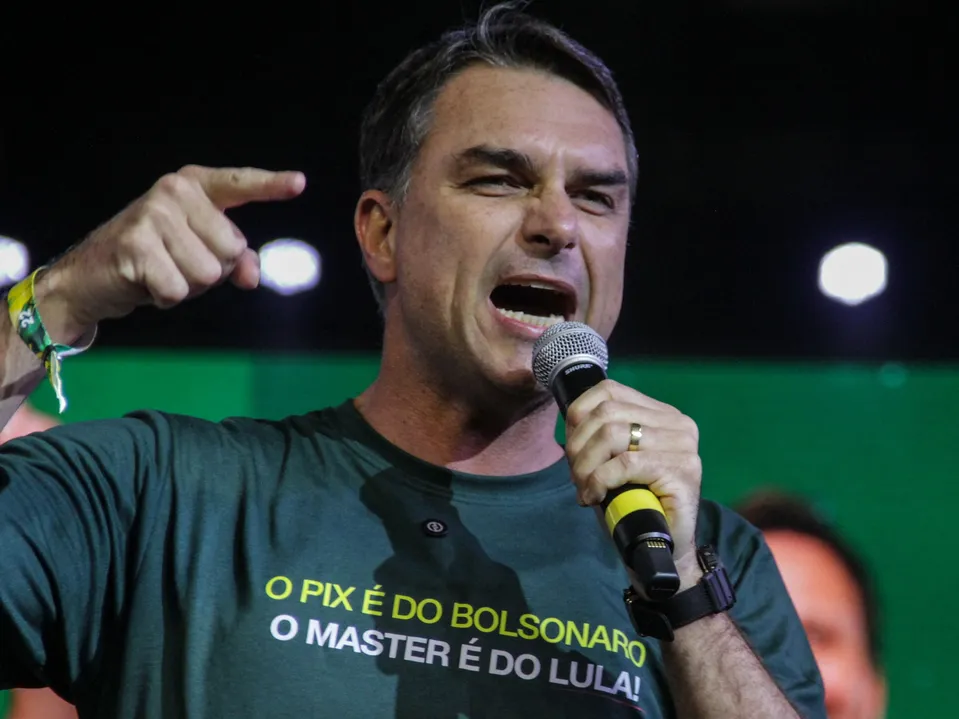 Flávio Bolsonaro culpa Lula por novo tarifaço de 25% de Trump