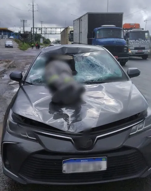 Homem morre após cair de passarela e ser atropelado na BR-324, em Salvador