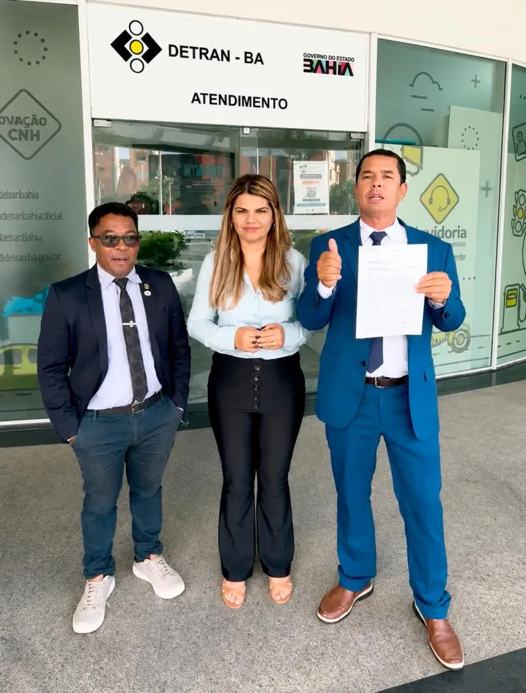 Andrea Castro e vereadores protocolam pedido de semáforo para cruzamento em Mata de São João