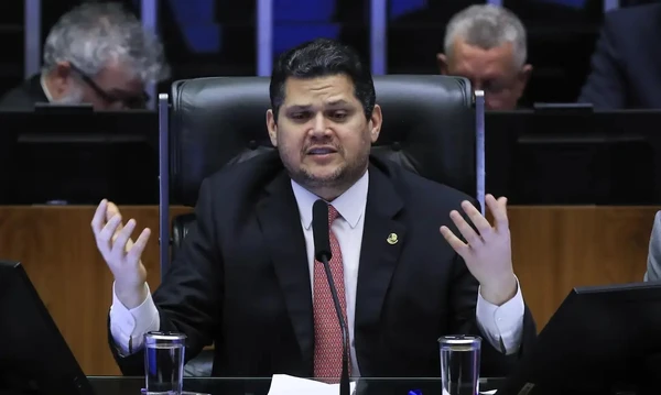 Alcolumbre anuncia reunião para definir tramitação da PEC que acaba com a escala 6x1