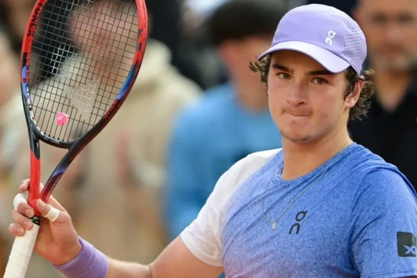 João Fonseca é eliminado em Roland Garros, mas alcança marca inédita para o Brasil após 22 anos