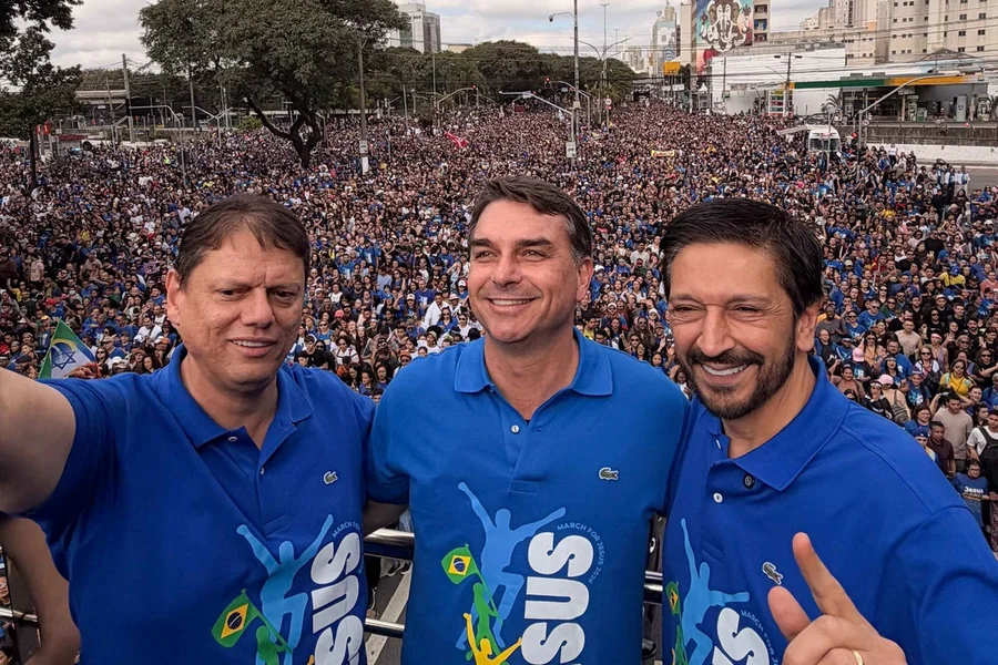 Flávio Bolsonaro diz que Marcha Para Jesus é resposta ao “mal” no governo e pede orações pelo Brasil 
