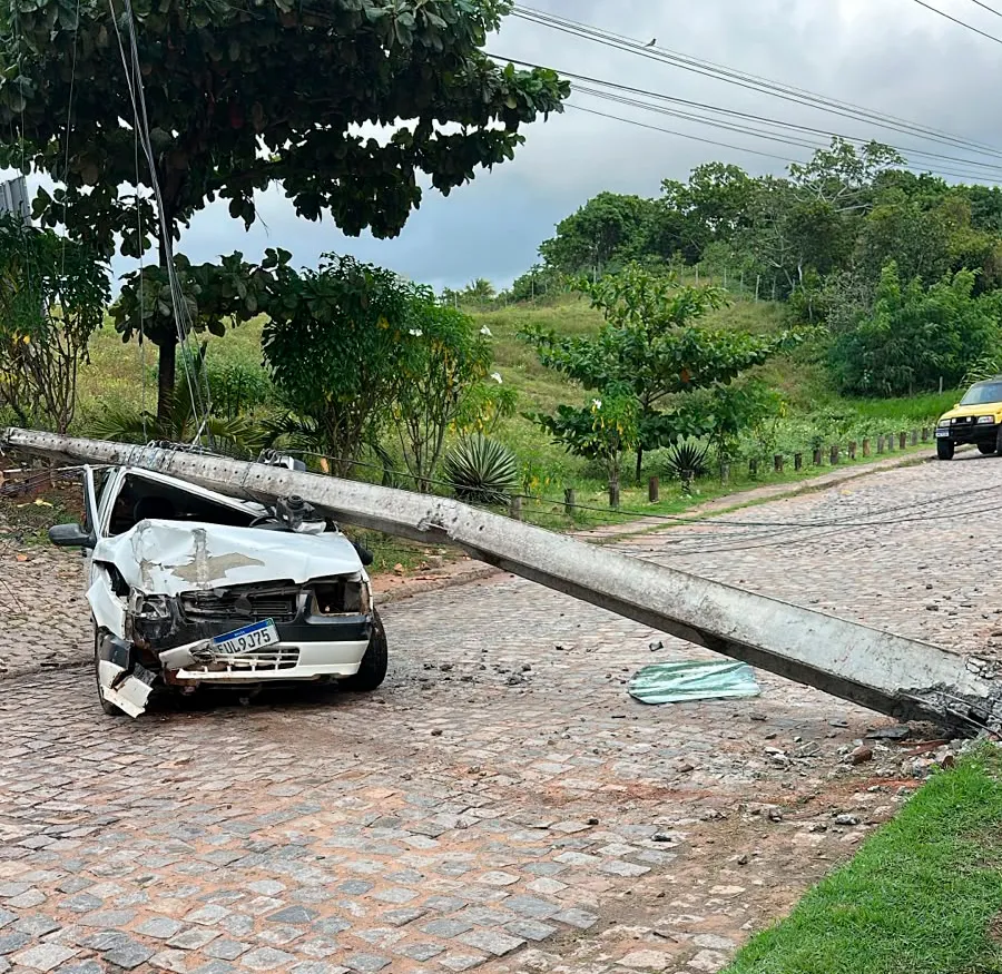 Carro colide com poste e estrutura cai sobre veículo em Imbassaí
