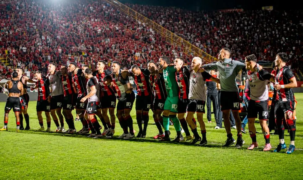 Vitória vence Fortaleza e conquista o título da Copa do Nordeste após 16 anos