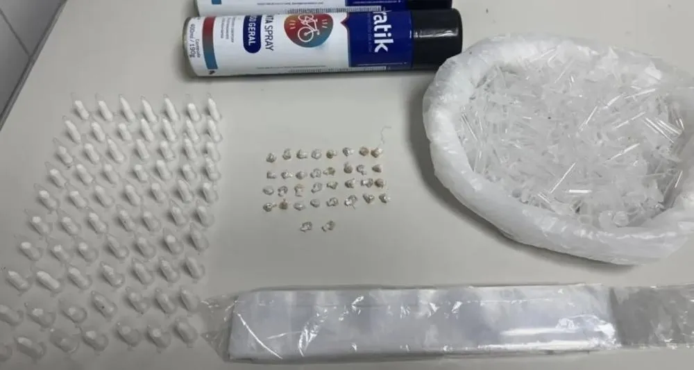 PM apreende drogas e detém suspeito por pichação com referência a facção criminosa em Camaçari