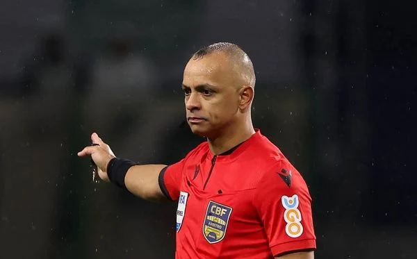 Fifa escala árbitro brasileiro para o jogo de abertura da Copa do Mundo de 2026