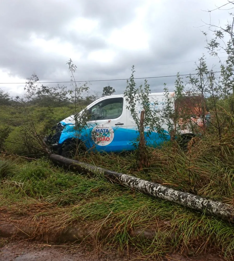 Veículo da Saúde de Mata de São João colide com poste na BA-505; motorista sai ileso