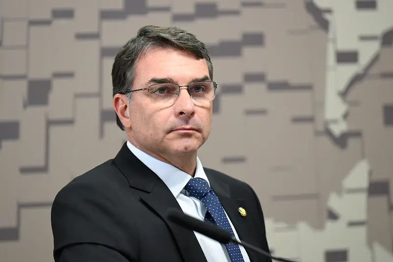 Flávio Bolsonaro diz preferir uma mulher como vice-presidente; entenda