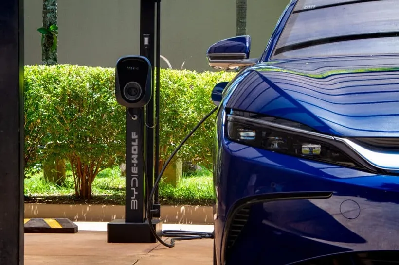 Bahia promulga lei que garante instalação de carregadores para veículos elétricos em condomínio