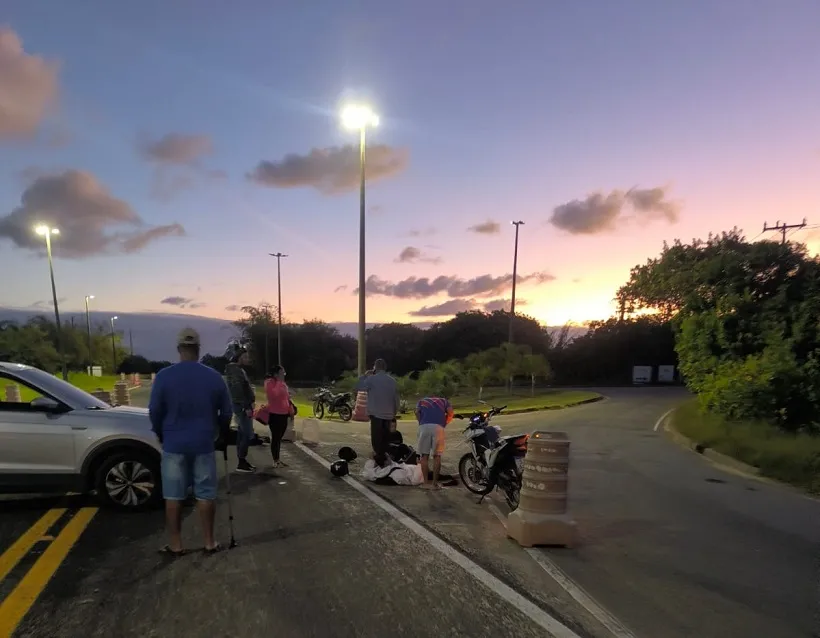 Colisão entre motocicletas deixa feridos na BA-099, em Mata de São João