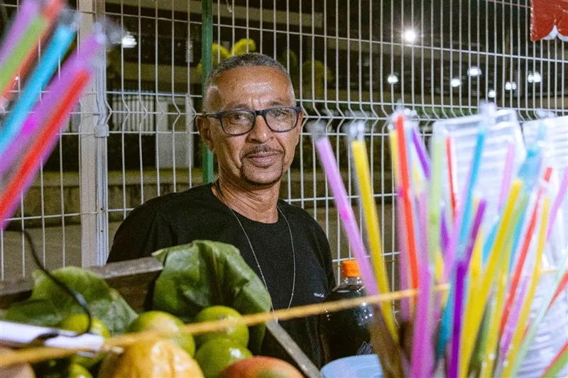Prefeitura entrega alvarás a ambulantes e barraqueiros credenciados para o São João de Mata
