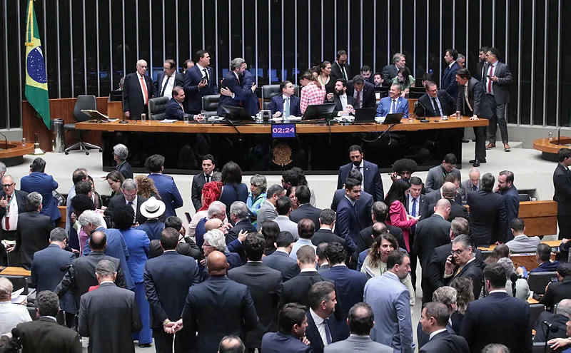 PEC que reduz maioridade penal para 16 anos avança na Câmara