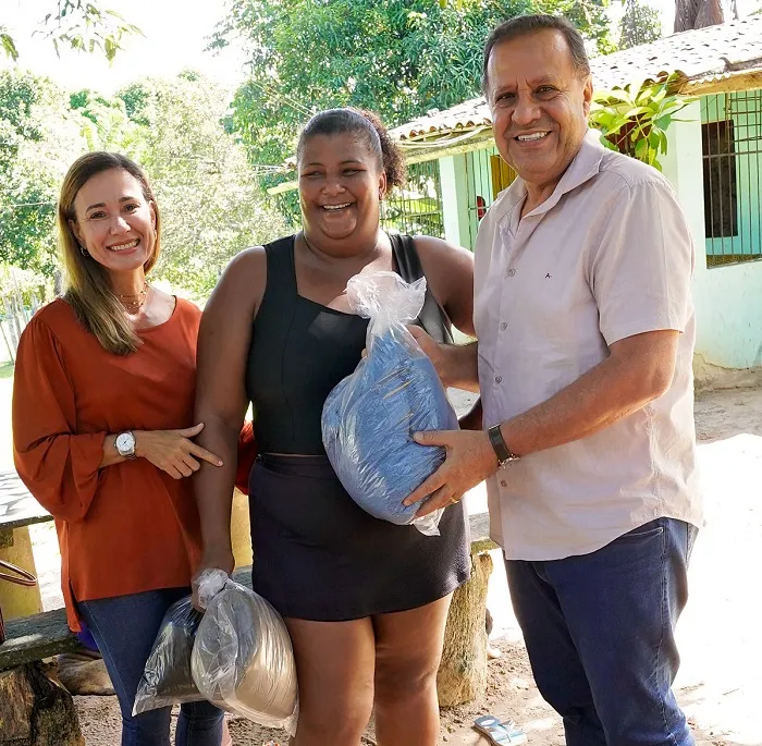 Quase 2,5 mil cobertores são distribuídos para famílias em comunidades de Pojuca