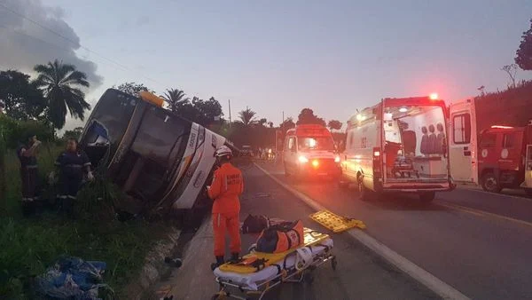 Três pessoas morrem em colisão entre carro e caminhão em Catu