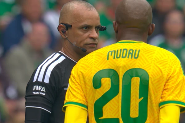 Inglês de árbitro brasileiro vira meme durante abertura da Copa do Mundo