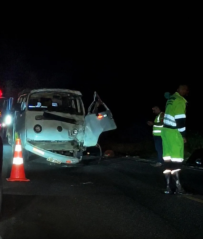 Motociclista morre e passageira fica gravemente ferida em colisão frontal com Kombi na BA-093