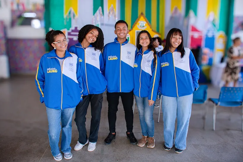 Estudantes da rede municipal de Lauro de Freitas começam a receber casacos do uniforme escolar