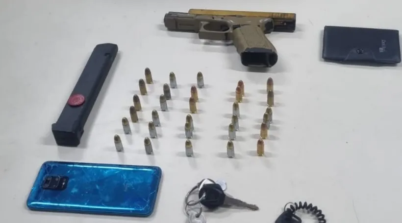 PM apreende pistola, munições e conduz dois suspeitos à delegacia em Lauro de Freitas