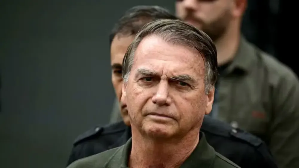 Moraes cobra explicações de Bolsonaro após apreensão de arma