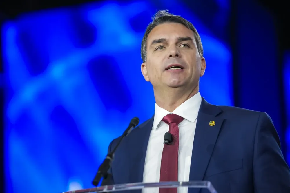 Flávio Bolsonaro perde aliado de peso para disputa presidencial