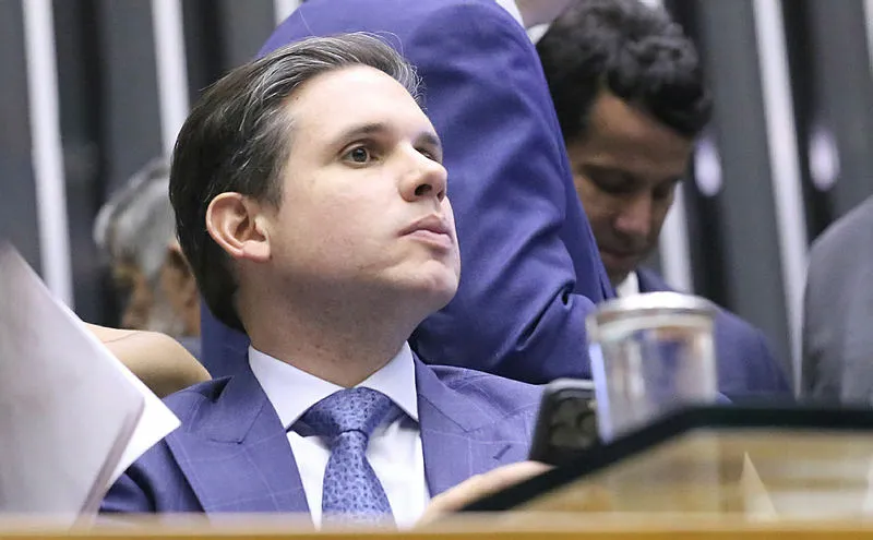 Hugo Motta quebra o silêncio e admite voo em jato de Vorcaro