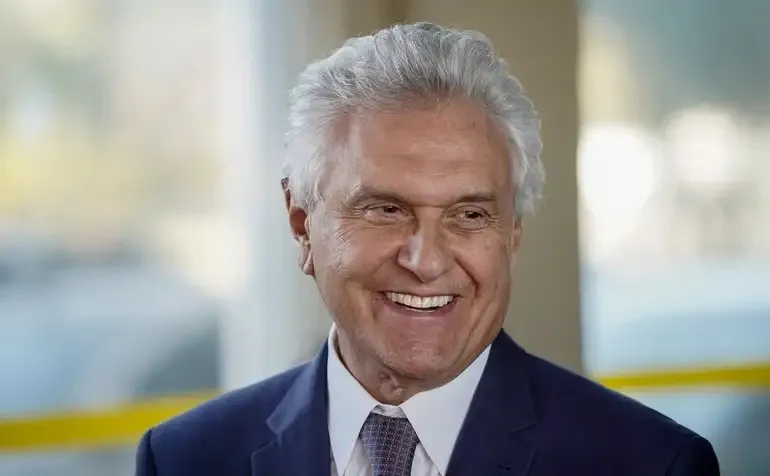 Caiado vê desgaste de Flávio Bolsonaro e se lança como alternativa