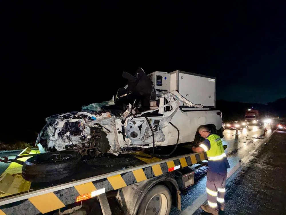 Colisão frontal entre picape e caminhão deixa motorista gravemente ferido na BA-093
