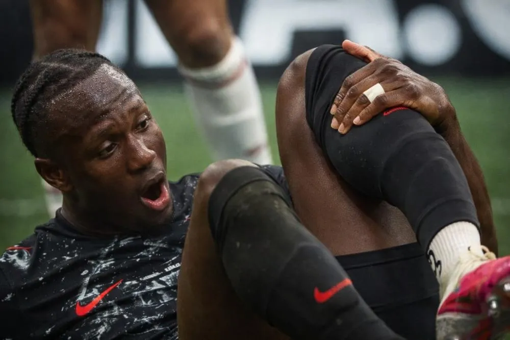 Jogador do Canadá sofre fratura grave na Copa, leva companheiros às lágrimas e deixa campo sob aplausos