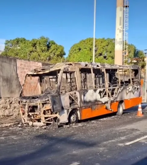 Ônibus do sistema Conecta é destruído por incêndio no TIR de Camaçari