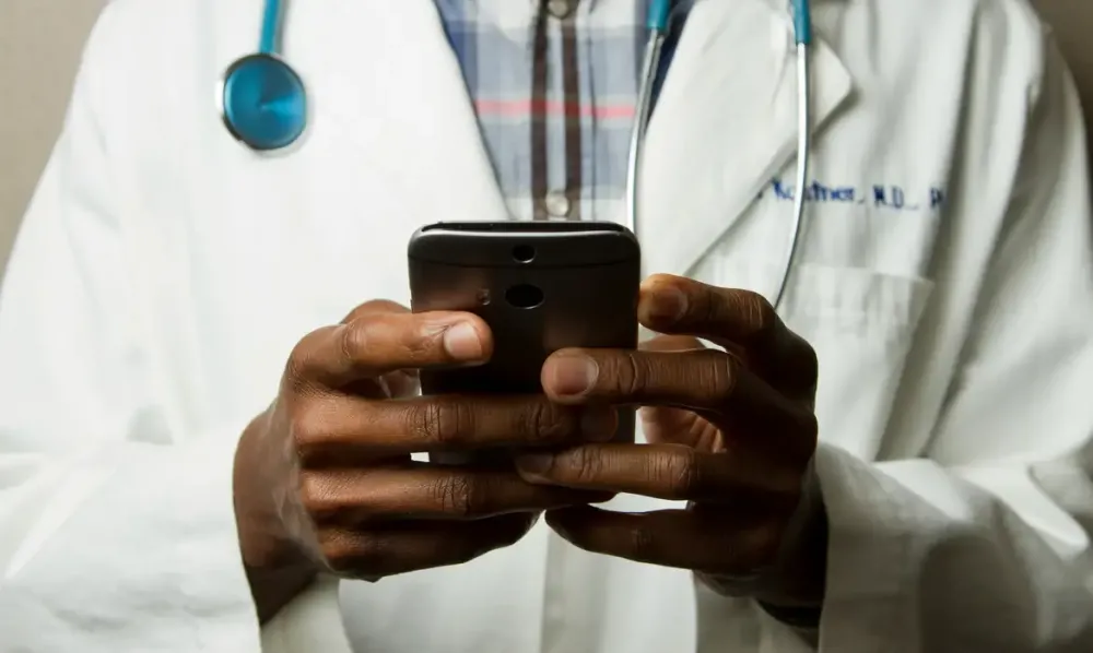 Médicos terão de atingir nota mínima no Enamed para obter registro profissional