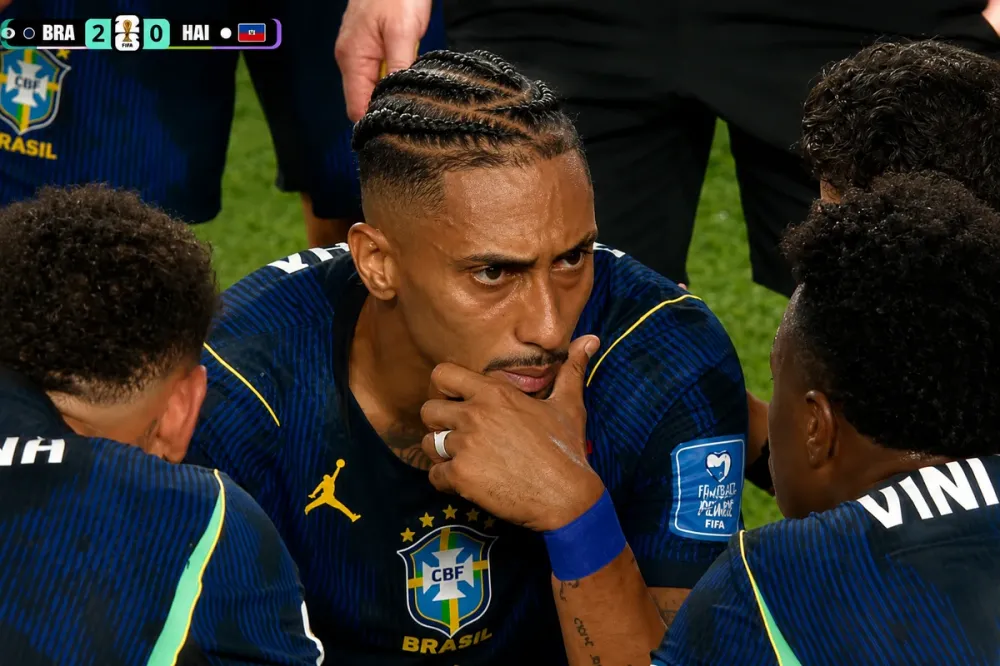 Lesão de Raphinha preocupa Seleção e pode abrir espaço para mudanças no ataque