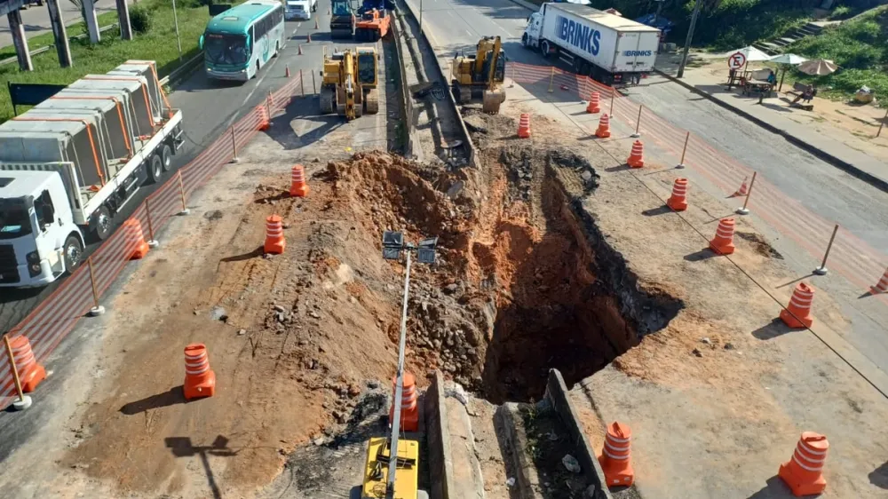 BR-324 segue parcialmente interditada após novo afundamento 