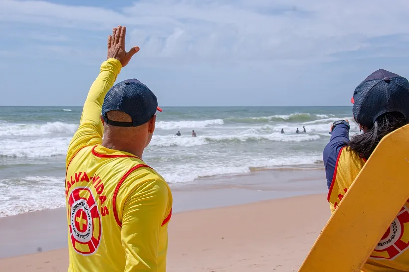 Prefeitura alerta para mar agitado e reforça orientações de segurança nas praias de Lauro de Freitas