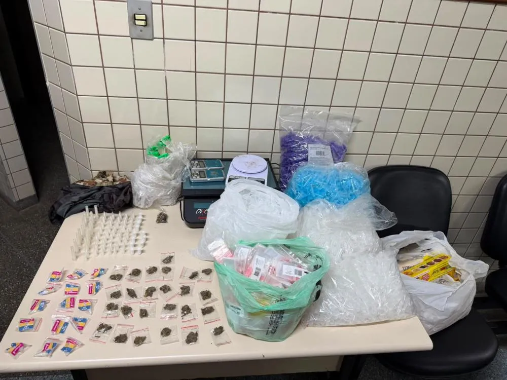 Homem é preso com drogas e materiais do tráfico durante ação da PM em Arembepe
