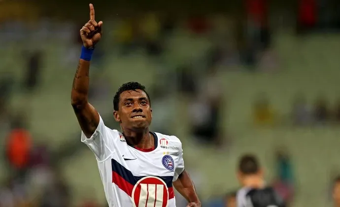 Pentacampeão com passagem pelo Bahia é internado com obstrução em três artérias