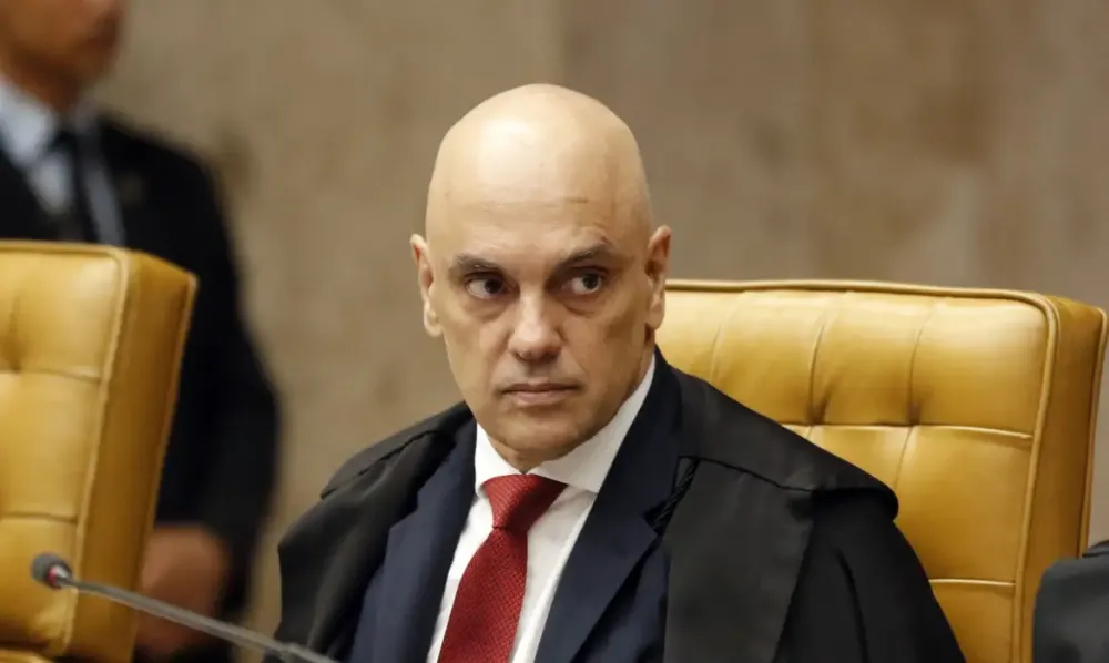 Decisão de Moraes impede Flávio Bolsonaro de visitar pai no 1º turno