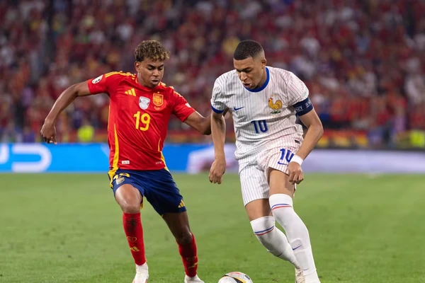 França e Espanha disputam vaga na final da Copa do Mundo nesta terça-feira (14)