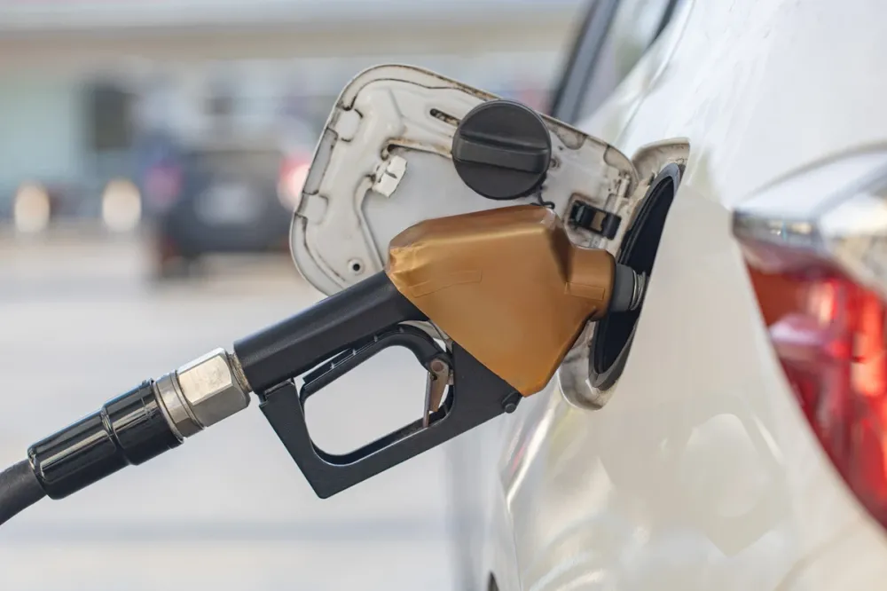 Gasolina pode ficar R$ 0,03 mais barata com aumento da mistura de etanol