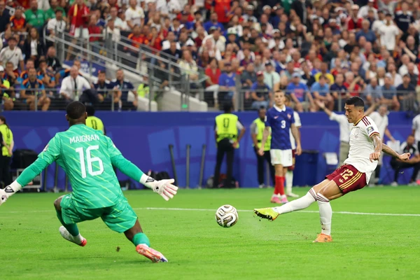 Espanha domina a França, vence por 2 a 0 e retorna à final da Copa do Mundo após 16 anos