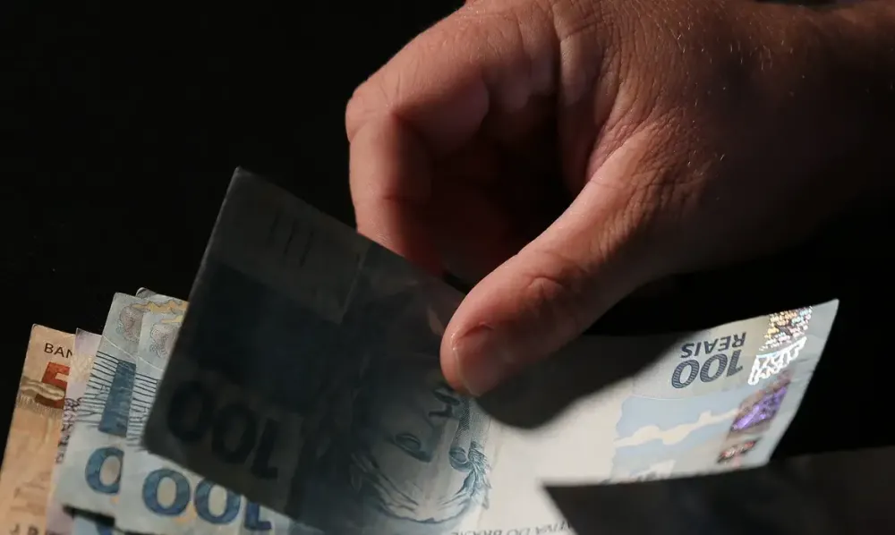 Trabalhadores nascidos em setembro e outubro recebem abono salarial