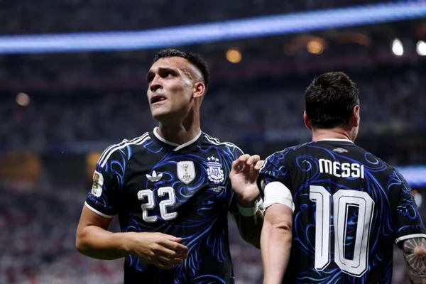 Argentina vira sobre a Inglaterra com duas assistências de Messi e avança à final da Copa do Mundo