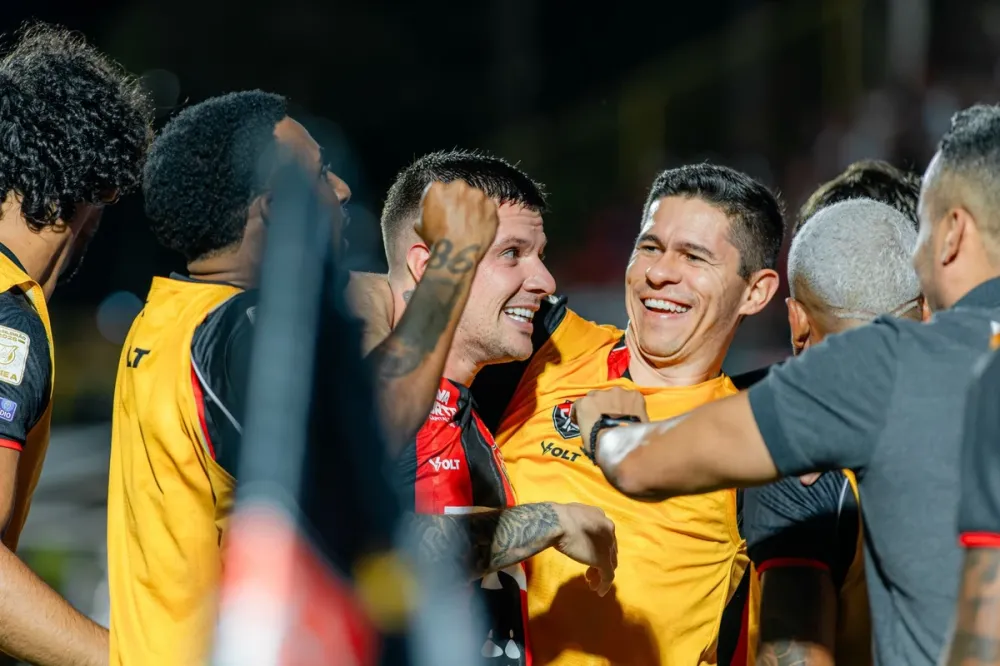Vitória vence o Vasco no Barradão e estreia com triunfo no retorno do Brasileirão