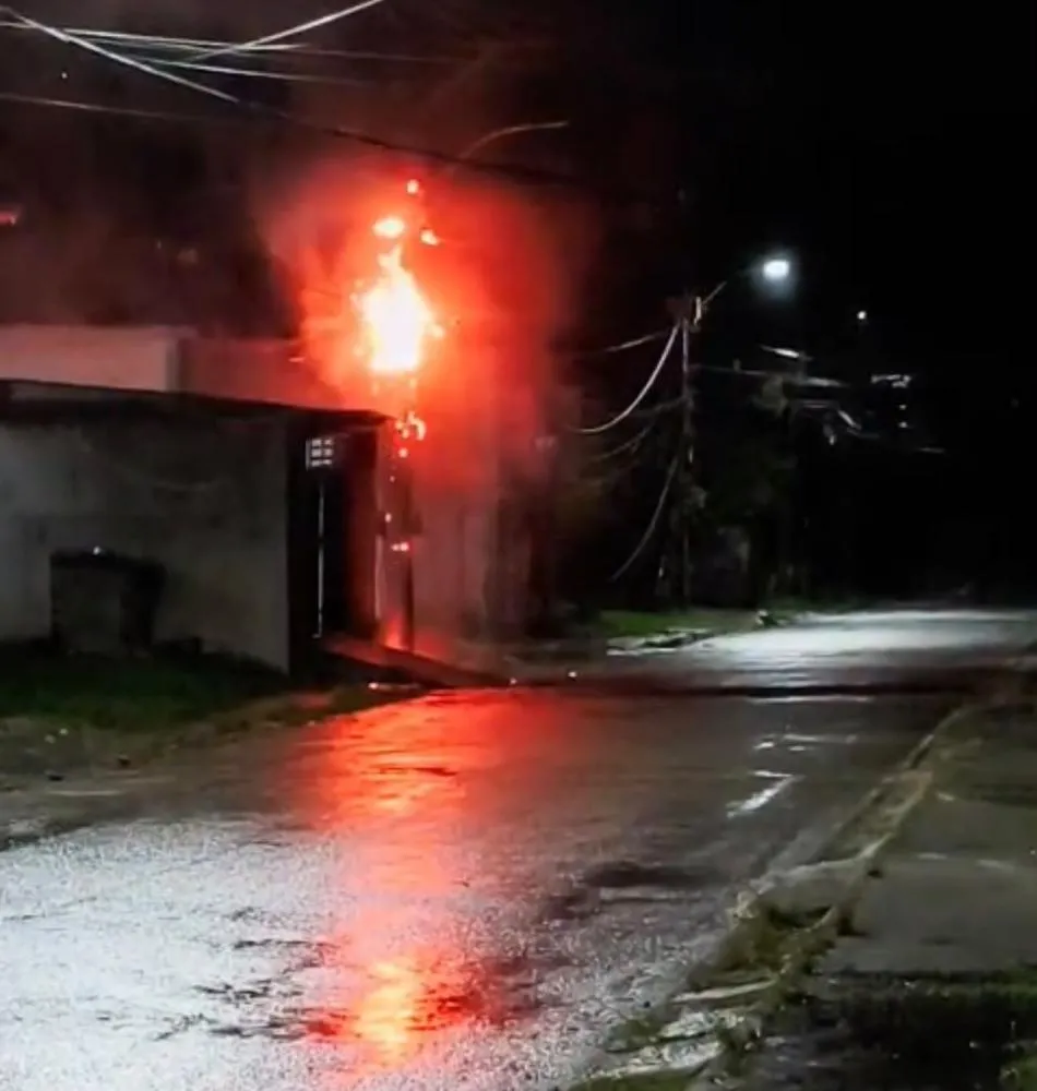Dois incêndios em postes de energia são registrados em Mata de São João e afetam internet no Centro da cidade