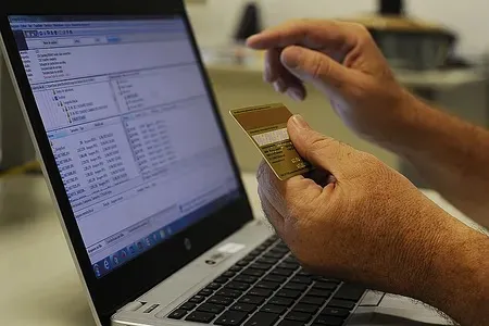 Idosos podem ganhar recurso gratuito contra golpes em bancos; entenda