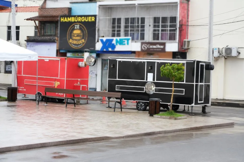Trailers da Vila Gastronômica passam a funcionar na Praça Amado Bahia durante reforma do espaço