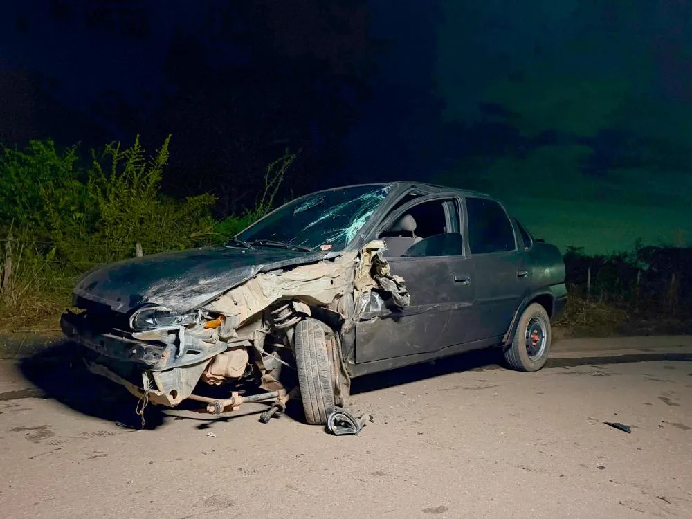 Colisão grave entre dois carros provoca capotamento na estrada do JK