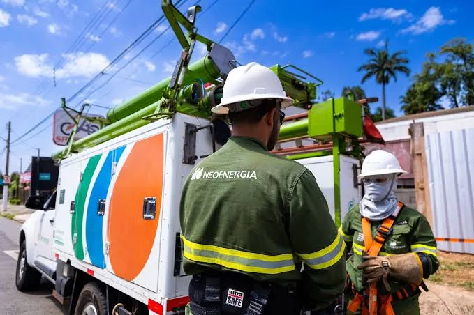 ANEEL aplica multa recorde de R$ 82,7 milhões à Coelba por irregularidades em conexões de energia solar