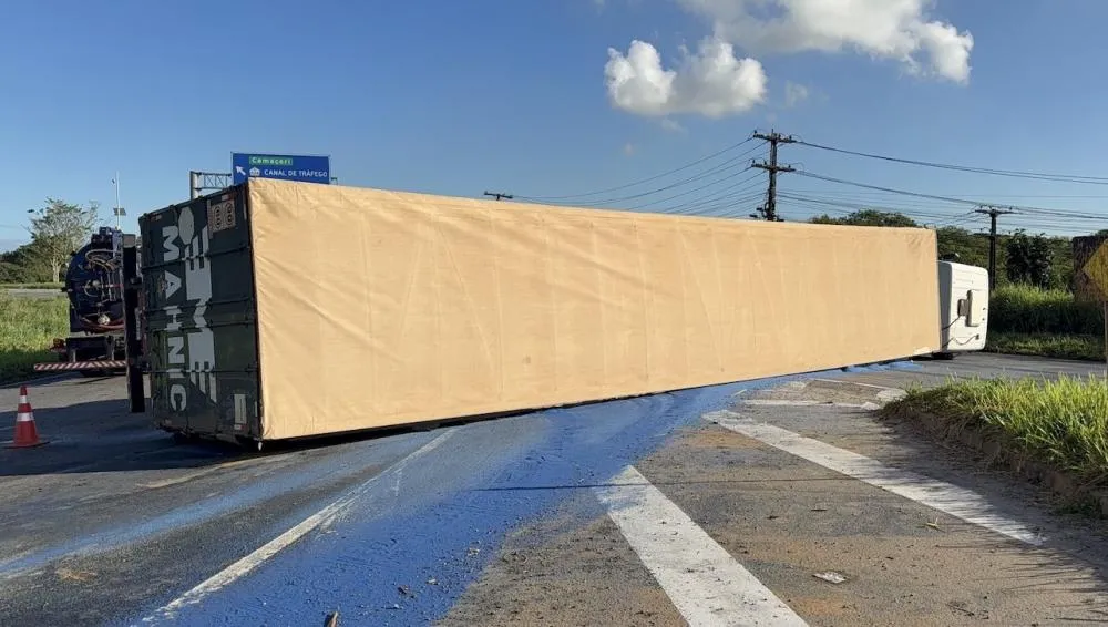 Carreta carregada com polietileno tomba em rotatória do Polo de Camaçari e interdita acesso à BA-512