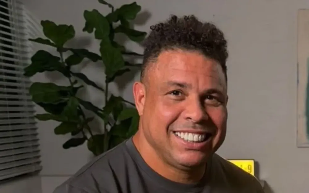 Filhos de Ronaldo Fenômeno posam todos juntos em foto rara com o pai
